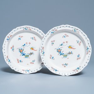 A pair of deep Brussels faience plates with 'à la haie fleurie' design, 18th C. — photo 1