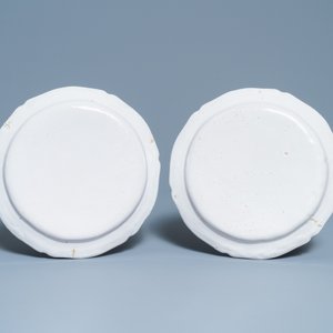 A pair of deep Brussels faience plates with 'à la haie fleurie' design, 18th C. — photo 3