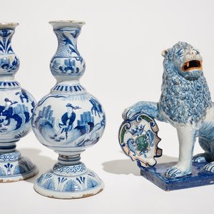 A pair of Delft style blue and white chinoiserie vases and a model of a lion with a shield, France, 19th C. — 照片 1