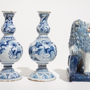 A pair of Delft style blue and white chinoiserie vases and a model of a lion with a shield, France, 19th C. — 照片 4