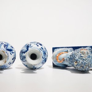 A pair of Delft style blue and white chinoiserie vases and a model of a lion with a shield, France, 19th C. — 照片 7