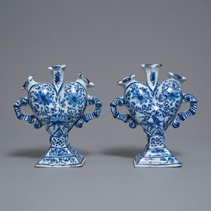 A pair of Delft-style blue and white heart-shaped tulip vases, Nurnberg, Germany, 18th C. — photo 4
