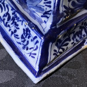 A pair of Delft style blue and white heart-shaped tulip vases, Nurnberg, Germany, 18th C. — photo 11