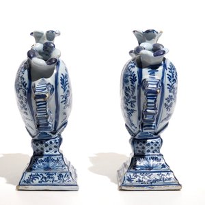 A pair of Delft style blue and white heart-shaped tulip vases, Nurnberg, Germany, 18th C. — photo 4