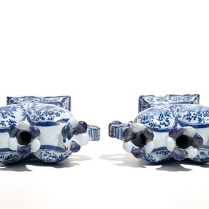 A pair of Delft style blue and white heart-shaped tulip vases, Nurnberg, Germany, 18th C. — photo 6