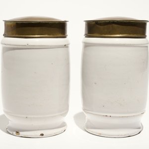 A pair of Dutch Delft blue and white albarello pharmacy jars with brass covers, 18th C. — photo 3