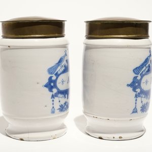 A pair of Dutch Delft blue and white albarello pharmacy jars with brass covers, 18th C. — photo 4