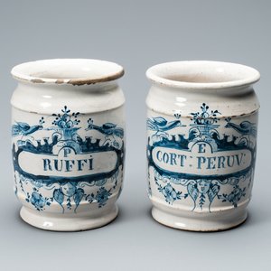A pair of Dutch Delft blue and white albarello type drug jars, 18th C. — 照片 1