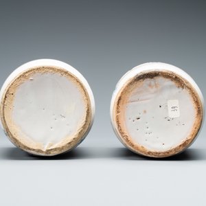 A pair of Dutch Delft blue and white albarello type drug jars, 18th C. — 照片 7