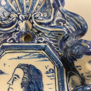 A pair of Dutch Delft blue and white appliques with royalist portraits of prince William IV and princess Anne, 18th C. — 照片 14