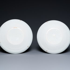 A pair of Dutch Delft blue and white armorial dishes, late 17th C. — photo 2