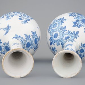 A pair of Dutch Delft blue and white bottle-shaped vases, 17th C. — 照片 6