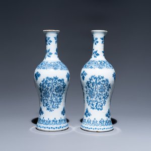 A pair of Dutch Delft blue and white bottle vases with floral design, late 17th C. — 照片 1