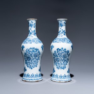 A pair of Dutch Delft blue and white bottle vases with floral design, late 17th C. — 照片 3