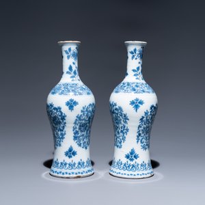 A pair of Dutch Delft blue and white bottle vases with floral design, late 17th C. — 照片 4