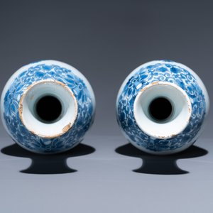 A pair of Dutch Delft blue and white bottle vases with floral design, late 17th C. — 照片 5