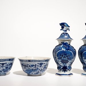 A pair of Dutch Delft blue and white bowls and a pair of vases and covers, 18th C. — 照片 1