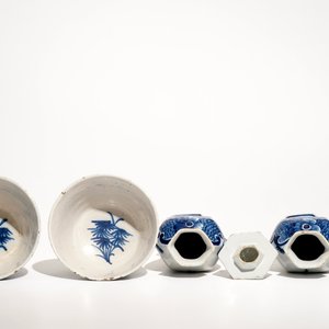 A pair of Dutch Delft blue and white bowls and a pair of vases and covers, 18th C. — 照片 5
