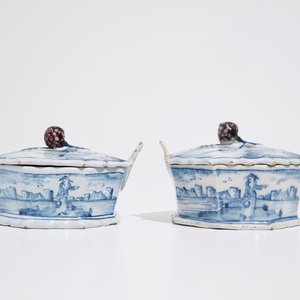 A pair of Dutch Delft blue and white butter tubs with blackberry finials, 18th C. — 照片 2