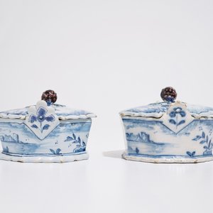 A pair of Dutch Delft blue and white butter tubs with blackberry finials, 18th C. — 照片 5