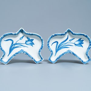 A pair of Dutch Delft blue and white carnation flower dishes, 18th C — 照片 1