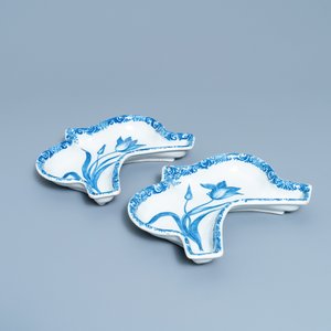 A pair of Dutch Delft blue and white carnation flower dishes, 18th C — 照片 2