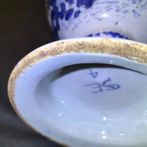 A pair of Dutch Delft blue and white chinoiserie alter vases, late 17th C. — photo 25