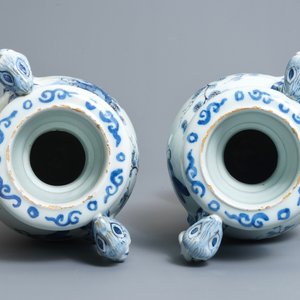 A pair of Dutch Delft blue and white chinoiserie alter vases, late 17th C. — photo 6
