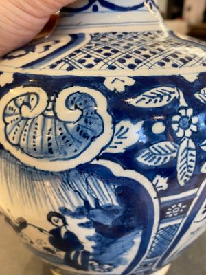 A pair of Dutch Delft blue and white chinoiserie bottle vases, 18th C. — 照片 14