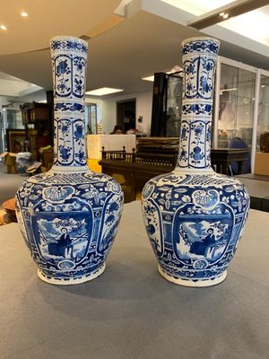 A pair of Dutch Delft blue and white chinoiserie bottle vases, 18th C. — 照片 3