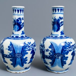 A pair of Dutch Delft blue and white chinoiserie bottle vases, 1st half 18th C. — photo 2
