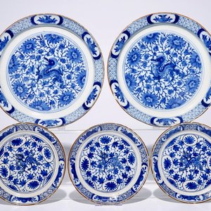 A pair of Dutch Delft blue and white chinoiserie chargers and three matching plates with dragons, 18th C. — 照片 1