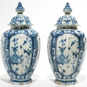 A pair of Dutch Delft blue and white chinoiserie covered vases, 18th C. — photo 3
