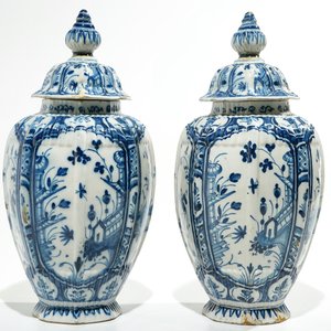 A pair of Dutch Delft blue and white chinoiserie covered vases, 18th C. — photo 4