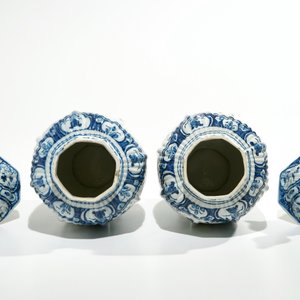 A pair of Dutch Delft blue and white chinoiserie covered vases, 18th C. — photo 5