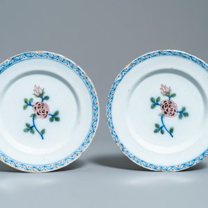 A pair of Dutch Delft blue and white chinoiserie dishes and a pair of polychrome plates with a rose, 18th C. — 照片 6