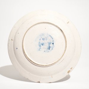 A pair of Dutch Delft blue and white chinoiserie vases and a floral charger, 17/18th C. — 照片 3