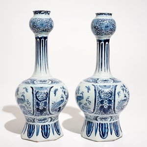 A pair of Dutch Delft blue and white chinoiserie vases and a floral charger, 17/18th C. — 照片 7