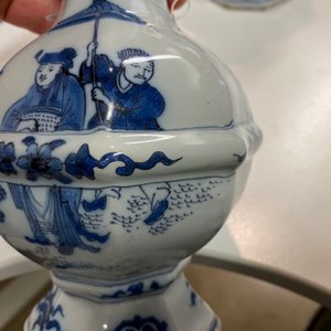 A pair of Dutch Delft blue and white chinoiserie vases, late 17th C. — 照片 15