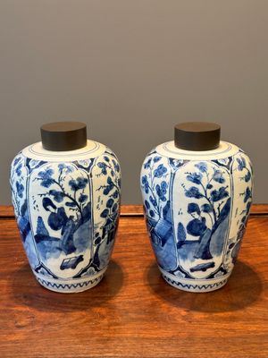 A pair of Dutch Delft blue and white chinoiserie vases with wooden covers, 18th C. — photo 1
