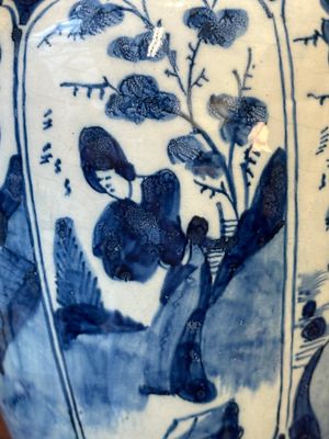 A pair of Dutch Delft blue and white chinoiserie vases with wooden covers, 18th C. — photo 6
