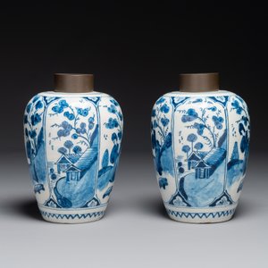 A pair of Dutch Delft blue and white chinoiserie vases with wooden covers, 18th C. — photo 2