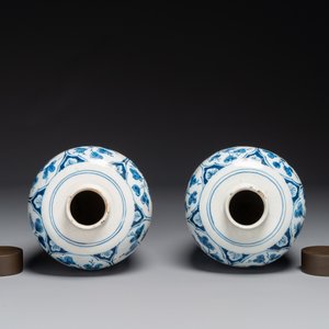 A pair of Dutch Delft blue and white chinoiserie vases with wooden covers, 18th C. — photo 3