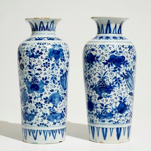 A pair of Dutch Delft blue and white cylindrical vases with tulips and flower scrolls, 17/18th C. — 照片 2