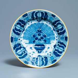 A pair of Dutch Delft blue and white dishes and a pair of polychrome plates, 18th C. — 照片 6