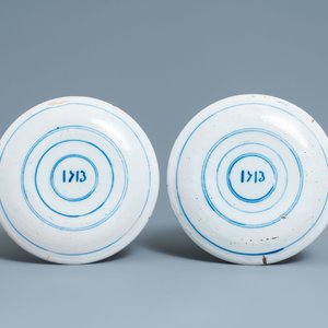 A pair of Dutch Delft blue and white dishes, dated 1713 — photo 2