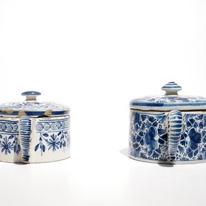 A pair of Dutch Delft blue and white dishes with cherubs and two sugar pots, 18th C. — 照片 7