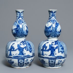 A pair of Dutch Delft blue and white double gourd chinoiserie vases, 18th C. — 照片 1
