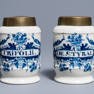 A pair of Dutch Delft blue and white drug jars with brass lids, 18th C. — photo 1