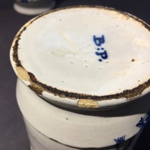 A pair of Dutch Delft blue and white drug jars with brass lids, 18th C. — photo 12